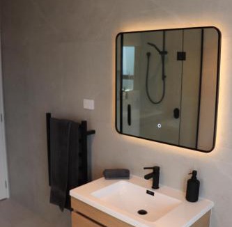 Mount Albert House | Luxe Modern Large Bedroom with Shared Kitchen and Amenities