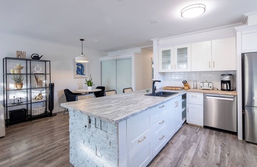St. Catharines House | Modern 2BR | Pool | Hot Tub | 10 Min to Falls