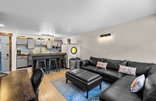 Sunriver Condo | Modern Condo with Community Hot Tub and Pool