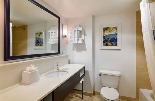 Mount Vernon Triangle Hotel | Modern King Room in Downtown DC Close to Metro, Museums and Attractions