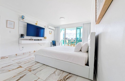 Puerta de Tierra Apartment | Modern Waterfront Studio w/Balcony – San Juan Tropical Escape