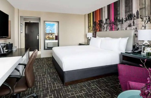 Rosslyn Hotel | Near DC Monuments | Fitness Center + On-Site Dining