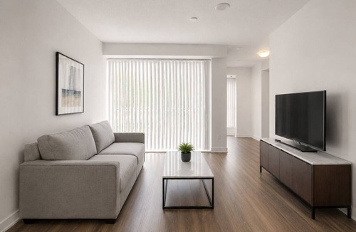 Downtown Toronto Hotel | Neat 1BR Downtown Condo Near Shopping & Entertainment