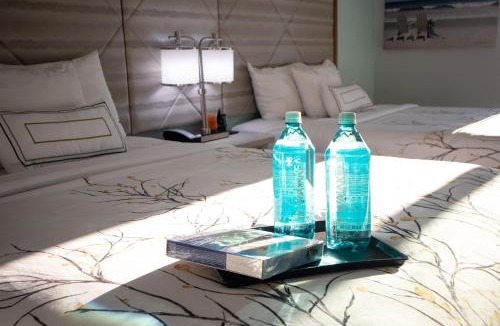 Kill Devil Hills Hotel | NEW 2026-Ocean Sands Beach Boutique Inn-24Hr Sauna and Salt-Mineral Pool-Free Beach Bikes and Famous Beach-Fresh Baked Cookies-Popcorn-In Room Bathrobes-Sunscreen-65 Inch TVsNetflix-Bedside Candy-Free Laundry- 4 Grand Black Beds-Call & Save-1-252-AHA-SAND