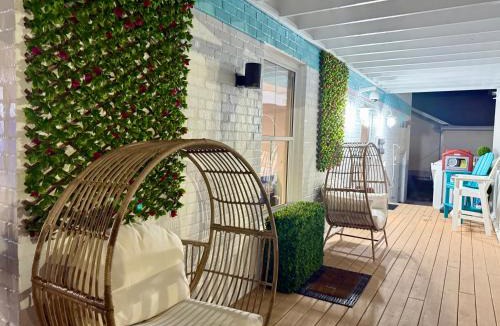 Kill Devil Hills Hotel | NEW 2026-Ocean Sands Beach Boutique Inn-24Hr Sauna and Salt-Mineral Pool-Free Beach Bikes and Famous Beach-Fresh Baked Cookies-Popcorn-In Room Bathrobes-Sunscreen-65 Inch TVsNetflix-Bedside Candy-Free Laundry- 4 Grand Black Beds-Call & Save-1-252-AHA-SAND