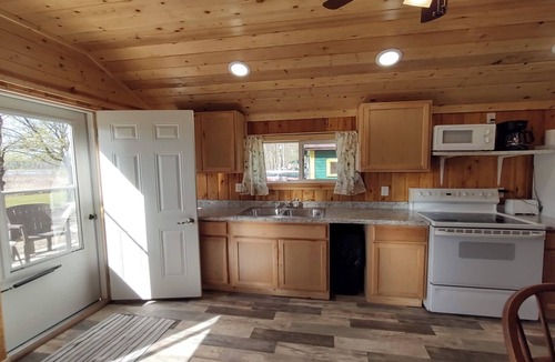 Nevis Cabin | Newly Remodeled! Lakeside Cabin at Green Valley Resort