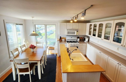 Hyannis Condo | Oceanfront 3BR condo. Visit Hyannis for your Cape holiday! 1600 sq ft home!