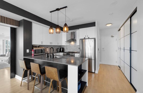 Cabbagetown Hotel | Panoramic CN Tower View - Amazing 3BR - Free Parking