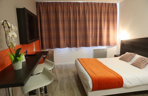 Chevilly-Larue Hotel | Paris Area Studio Near Villejuif Metro, Shops and Local Restaurants