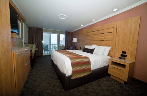 Tybee Island Hotel | Partial Ocean View Room w/Free WiFi, Private Balcony, & Walk-In Shower