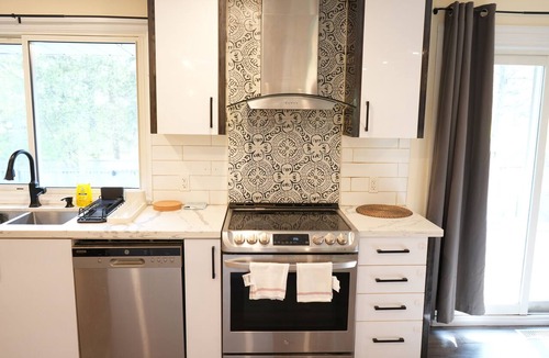 Kitchener House | Peaceful Kitchener Getaway 5BR Home w/BBQ & Modern Kitchen