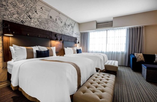 Everett Hotel | Pet-Friendly Accommodation | Parking & Breakfast Included | Glendale Park- 1.2mi