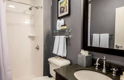 Everett Hotel | Pet-Friendly Accommodation | Parking & Breakfast Included | Glendale Park- 1.2mi