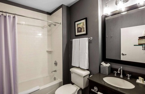 Everett Hotel | Pet-Friendly Accommodation | Parking & Breakfast Included | Glendale Park- 1.2mi