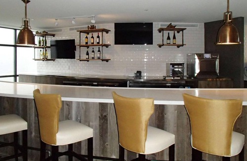 Everett Hotel | Pet-Friendly Accommodation | Parking & Breakfast Included | Glendale Park- 1.2mi