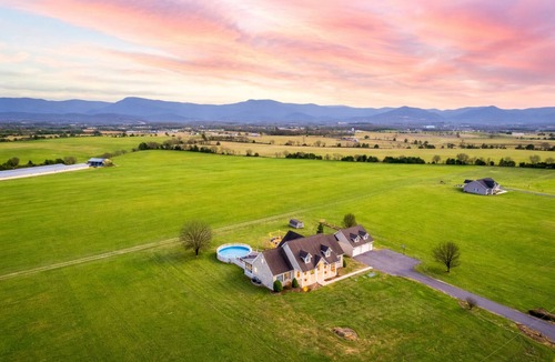 Luray House | Pet-Friendly · Private Pool · Hot Tub · Arcade · Movie Room · Epic Views & more!