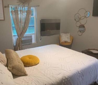 Slidell House | Plenty Parking for Boat ,RV, Trailers w Cars Cozy 2 BDRM COTTAGE