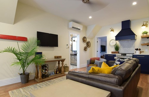 Kingsville House | PREMIUM COACH HOUSE... on the shores of Lake Erie