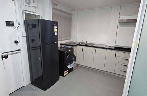 Eleebana House | Private Lower‑Level 2‑Bedroom Unit – Walk to Lake Macquarie