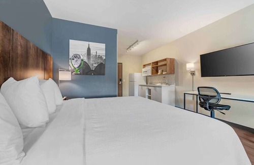 Pueblo Hotel | Pueblo Stylish King Studio + Free Breakfast & Gym