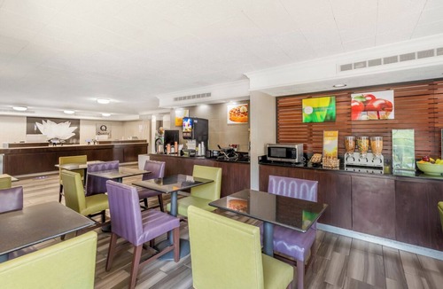 North Charleston Hotel | Quality Inn & Suites King Room + Breakfast & Pool