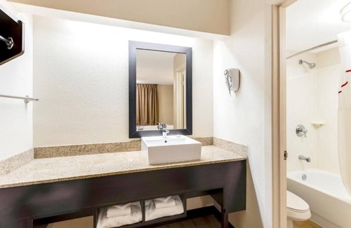 Charleston Hotel | Quiet Space for Charleston Adventures–Minutes from Local Gems