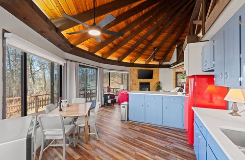 Basye House | Quirky & Unique Treehouse with 360 views. Lake. Golf. Hiking.