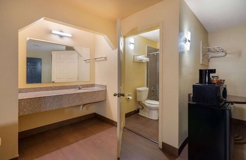 Viavant - Venetian Isles Hotel | Relax Inn and Suites