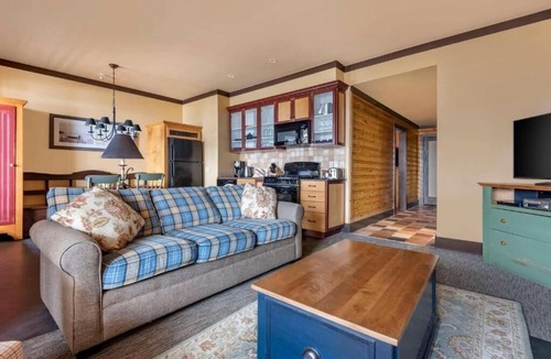The Blue Mountains Hotel | Relaxing 1-Bedroom Stay with Balcony and Kitchenette Convenience