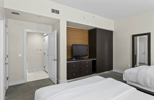 Ludlam Hotel | Relaxing Accommodation Close to Everything! Swimming Pool + Spa