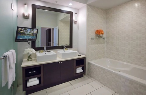 Ludlam Hotel | Relaxing Accommodation Close to Everything! Swimming Pool + Spa