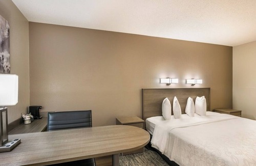 Saugus Hotel | Relaxing Room w/Modern Essentials Near Salem Dining, Shopping, & Attractions