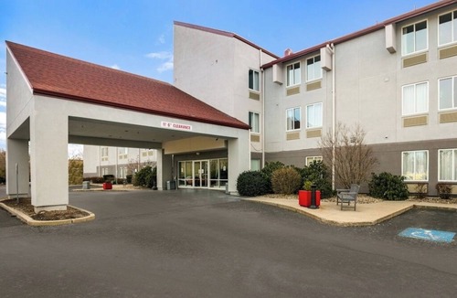 Saugus Hotel | Relaxing Room w/Modern Essentials Near Salem Dining, Shopping, & Attractions