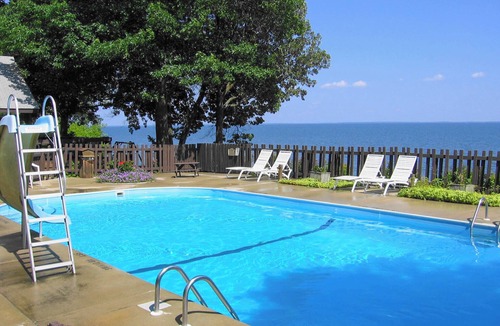 Walker Cabin | Romantic Lakefront Cabin –Lux 1-BRM King Bed, Beachside @ Adventure North Resort