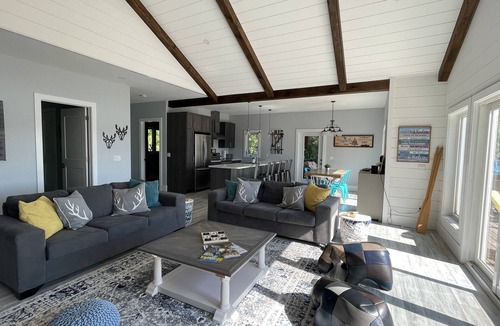 Muskoka Lakes Cottage | Sandy beach cottage in Muskoka - great for families!