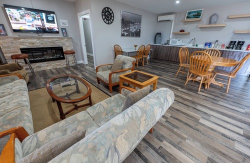 Sauble Beach Hotel | Sauble Beach Lodge