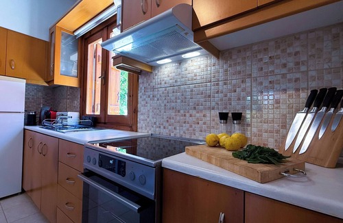 Kolymvari Apartment | SeawoodBreeze, 3BR with Pool, Garden & BBQ near beach