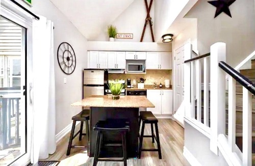 Craigleith House | Ski in&out 2 Bedroom, 2 level chalet w/Hot Tub, Pool, and Mountain Views @ Blue!