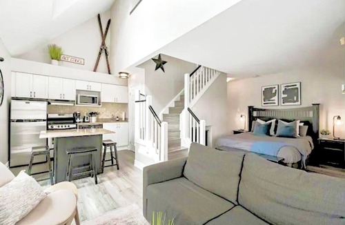 Craigleith House | Ski in&out 2 Bedroom, 2 level chalet w/Hot Tub, Pool, and Mountain Views @ Blue!