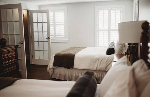 Downtown Hotel | Southern Pines The Jefferson Inn Deluxe 2-Queen Suite