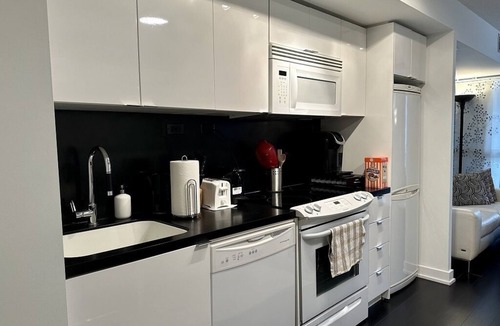 Wellington Place Hotel | Spacious & Central 1 bdrm 2 real beds