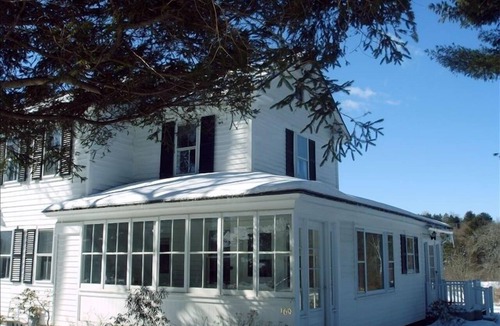 Lee House | Spacious Comfortable Charming Family Farmhouse Great Location