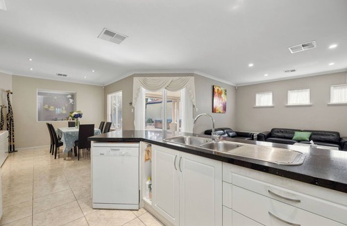 Canning Vale House | Spacious Family Stay w/Outdoor Patio & AC