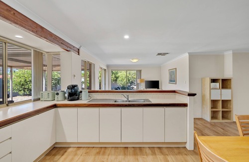 Jandakot House | SPACIOUS JANDAKOT HOUSE FOR FAMILIES AND BUSINESS