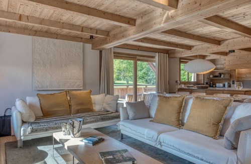Le Planellet Ski Chalet | Spacious Renovated Chalet - 6BR, Ski-in/Ski-out, Terrace & Garden, Near Megève Center