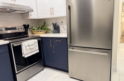 Walkerville House | 🎰🚶‍♂️ Steps to Caesars 🌊 Riverfront 🍽️ Dining 💦 Hot Tub Add-On 🛏️ Sleeps 9