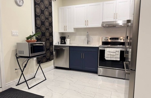 Walkerville House | 🎰🚶‍♂️ Steps to Caesars 🌊 Riverfront 🍽️ Dining 💦 Hot Tub Add-On 🛏️ Sleeps 9