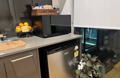Lyneham Apartment | Studio on Northbourne with free parking, 2mins to train, 5mins to city centre.