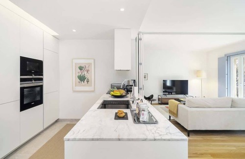 Santo Amaro Apartment | Stylish Alcântara Apartment Walk to LX Factory