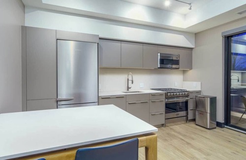 Berkeley Hotel | Stylish Flat on Tennyson St–Walk to Dining & More!